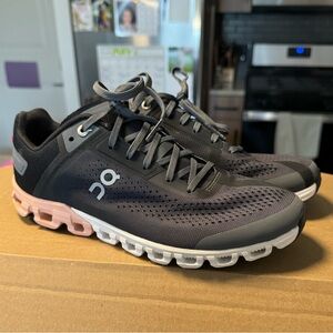 NEW on cloud cloudview size 7 Womens